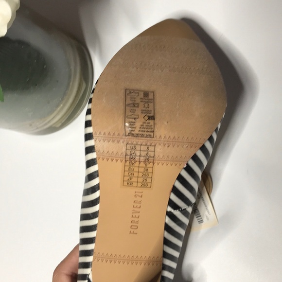 Women’s Pumps - Picture 3 of 5